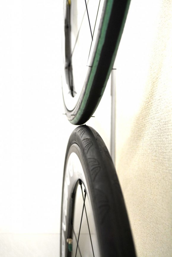 「ボーラ・ワン50」と「Dura-Ace 9000 C24」とのタイヤ幅の比較