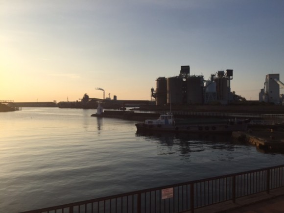 朝焼けの空を旧四日市港から。