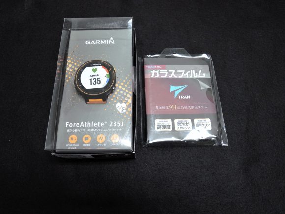 Garmin「ForeAthlete235J」と保護フィルムの外観写真