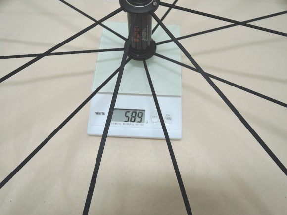 フルクラム　レーシングゼロ・カーボンの前輪の重量測定